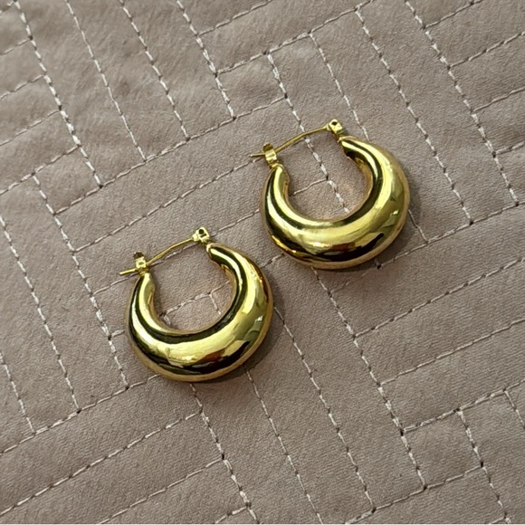 Gold Moon Crescent Earrings - Picture 4 of 6